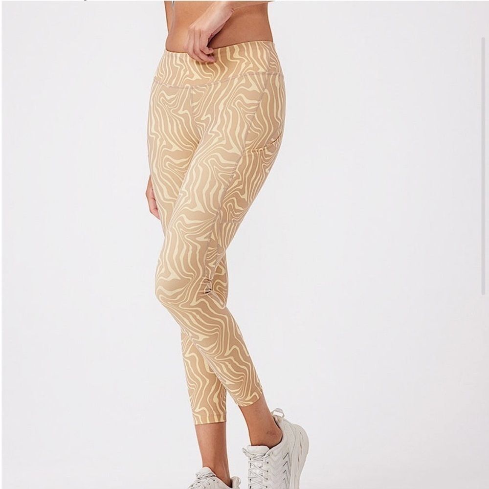 Outdoor Voices Pampas Swirl 7/8 Leggings Tan Yellow Athletic Size M NWT